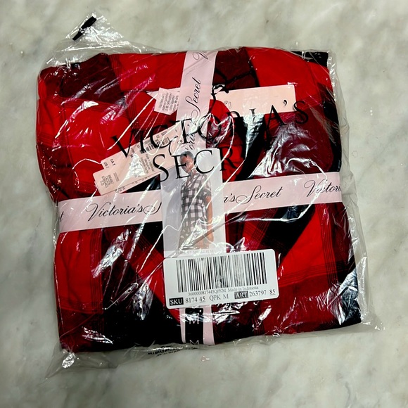 Victoria Secret - Picture 1 of 2